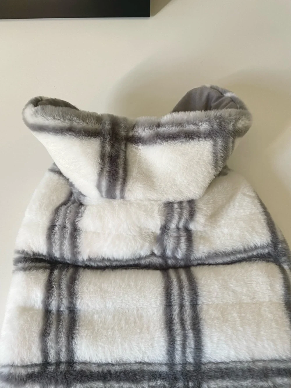 Koolaburra UGG Medium Danny Faux Fur Reversible Pet Vest Cozy White Gray Plaid